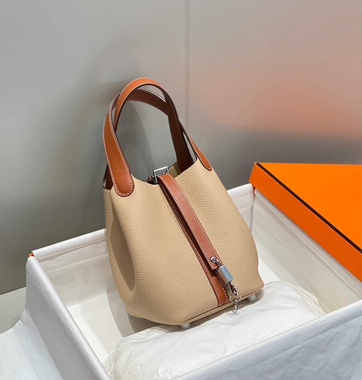 Bolsa tipo cubo de gabardina encerada