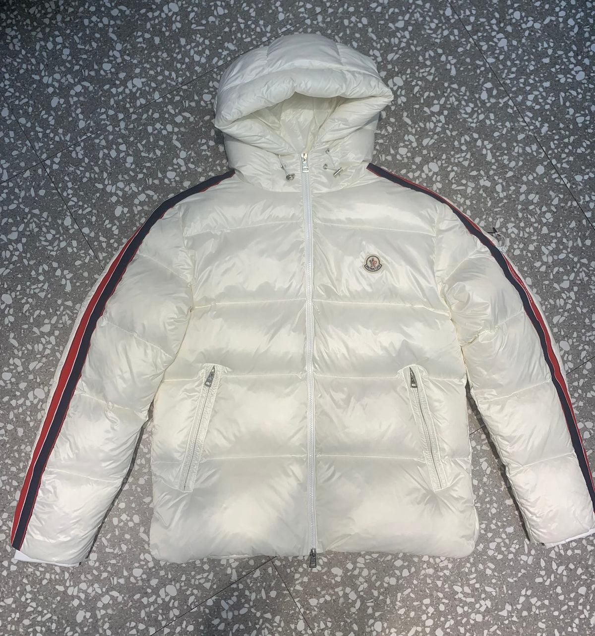Chaqueta de plumas con capucha a rayas