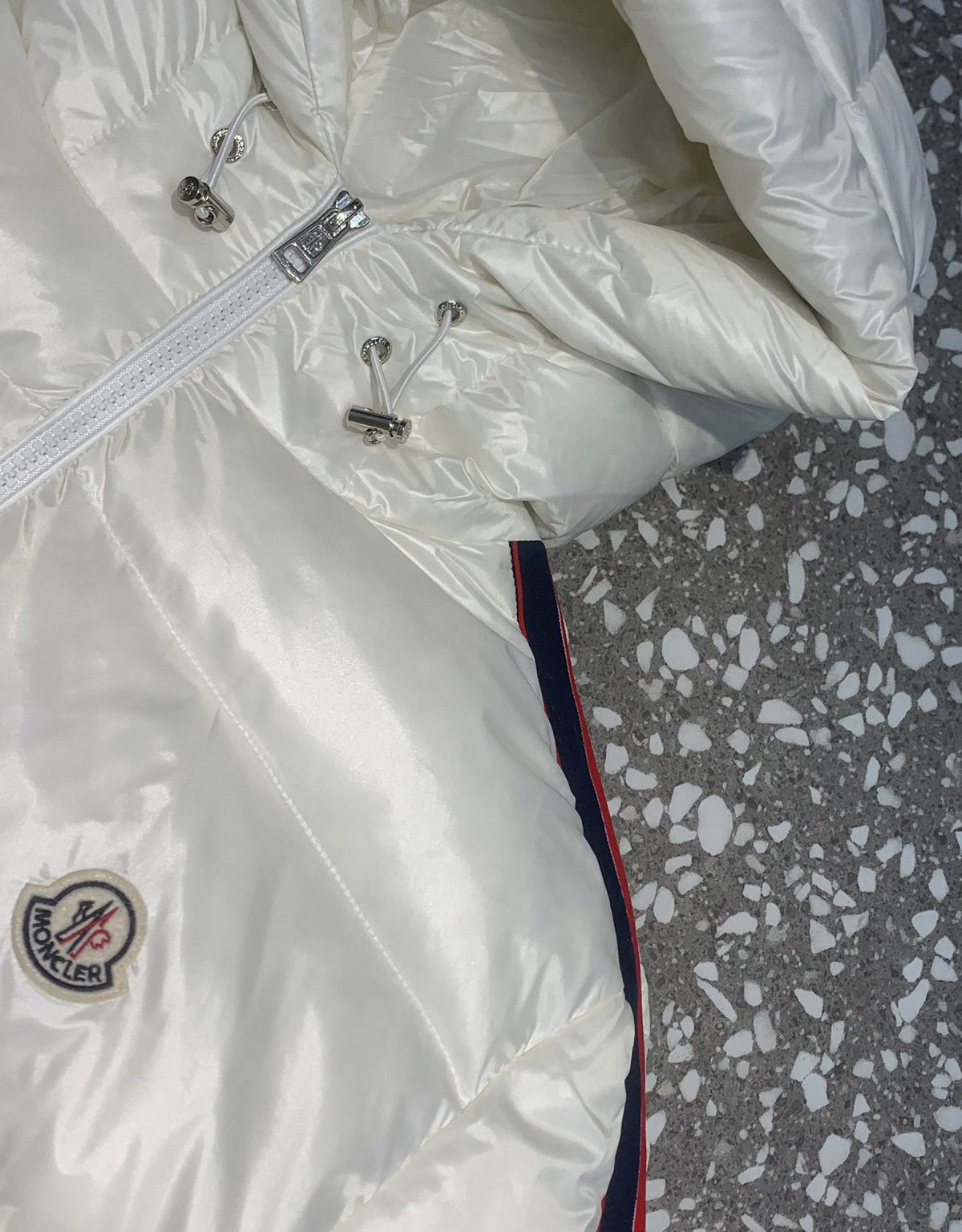Chaqueta de plumas con capucha a rayas