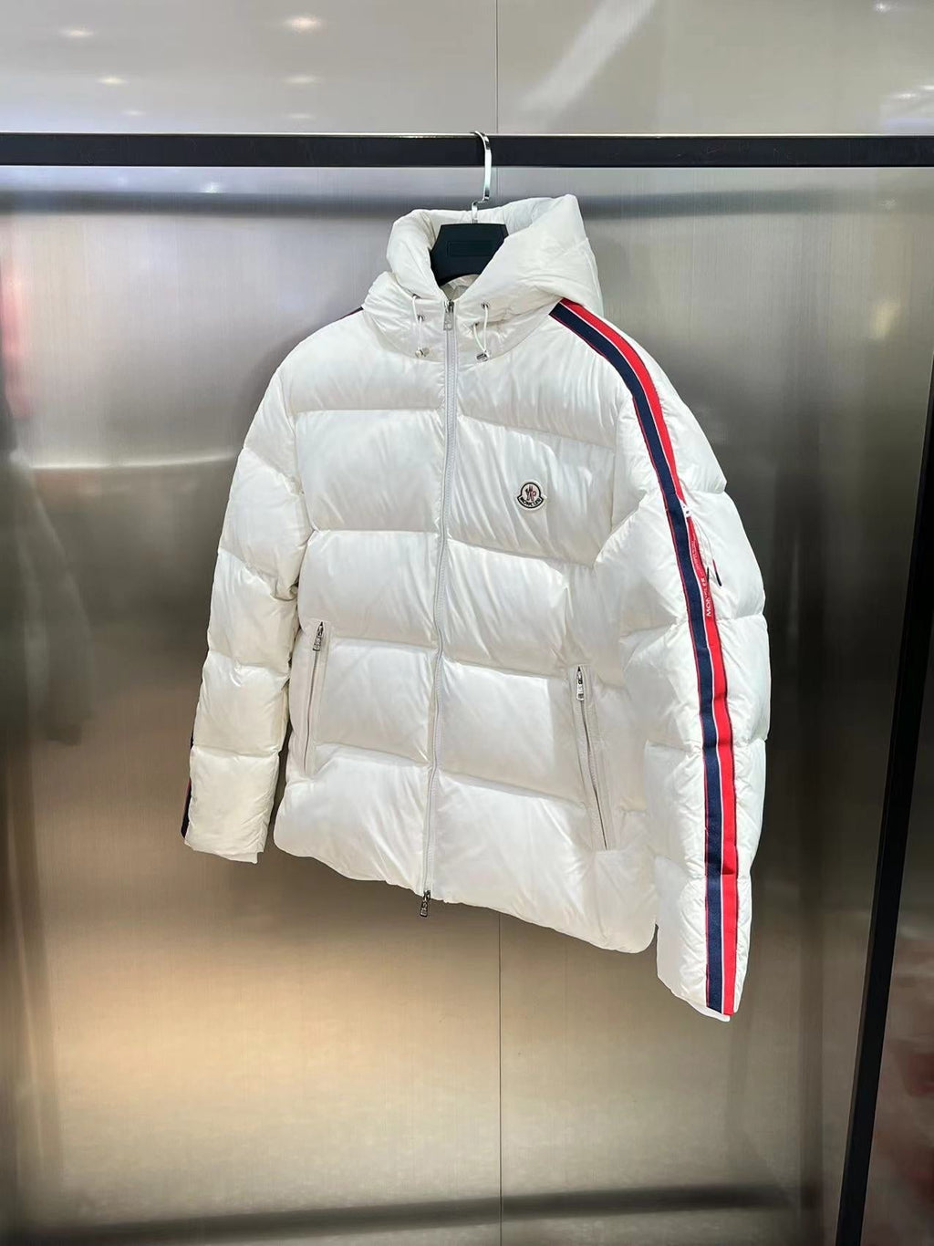 Chaqueta de plumas con capucha a rayas
