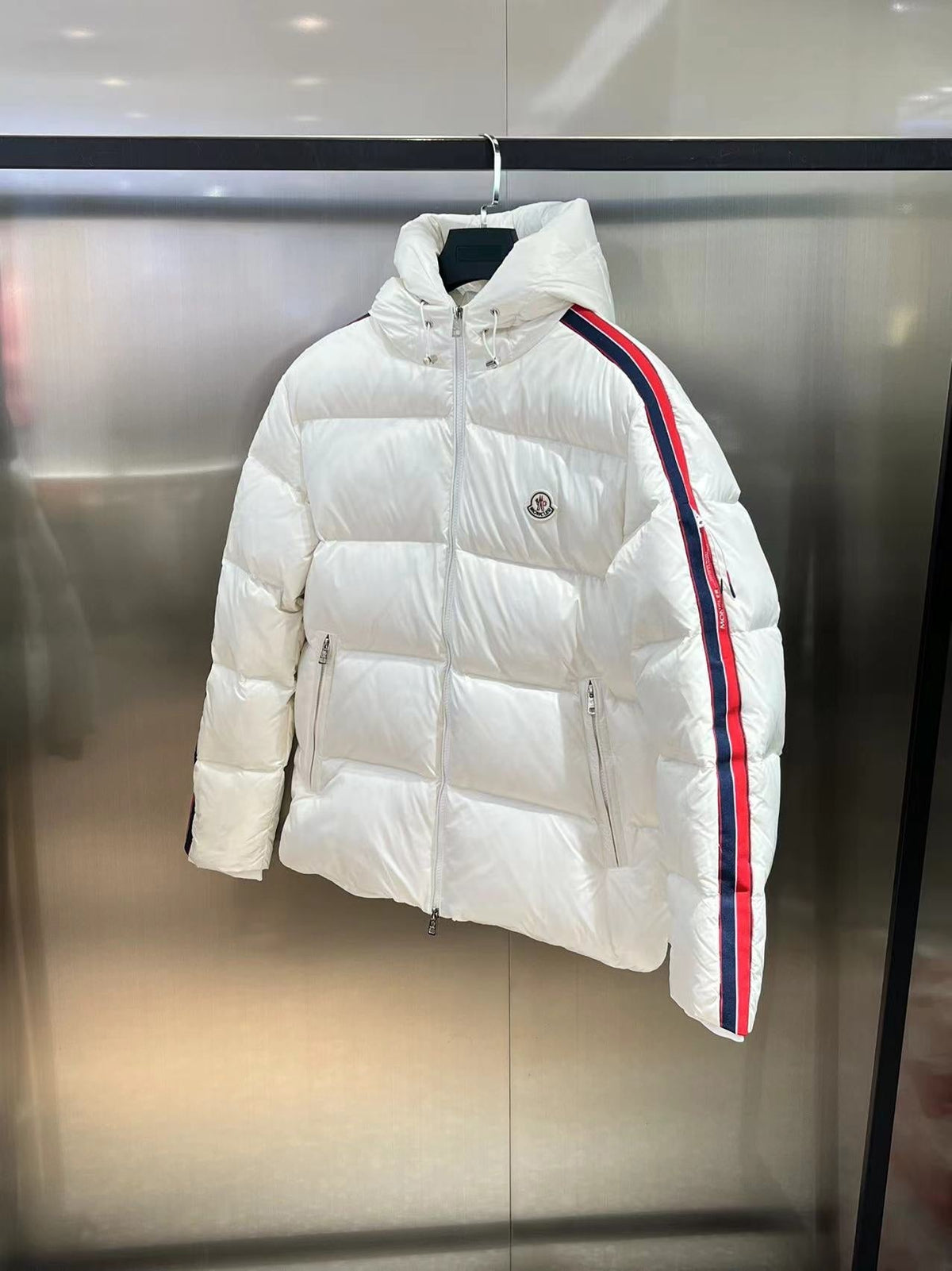 Chaqueta de plumas con capucha a rayas