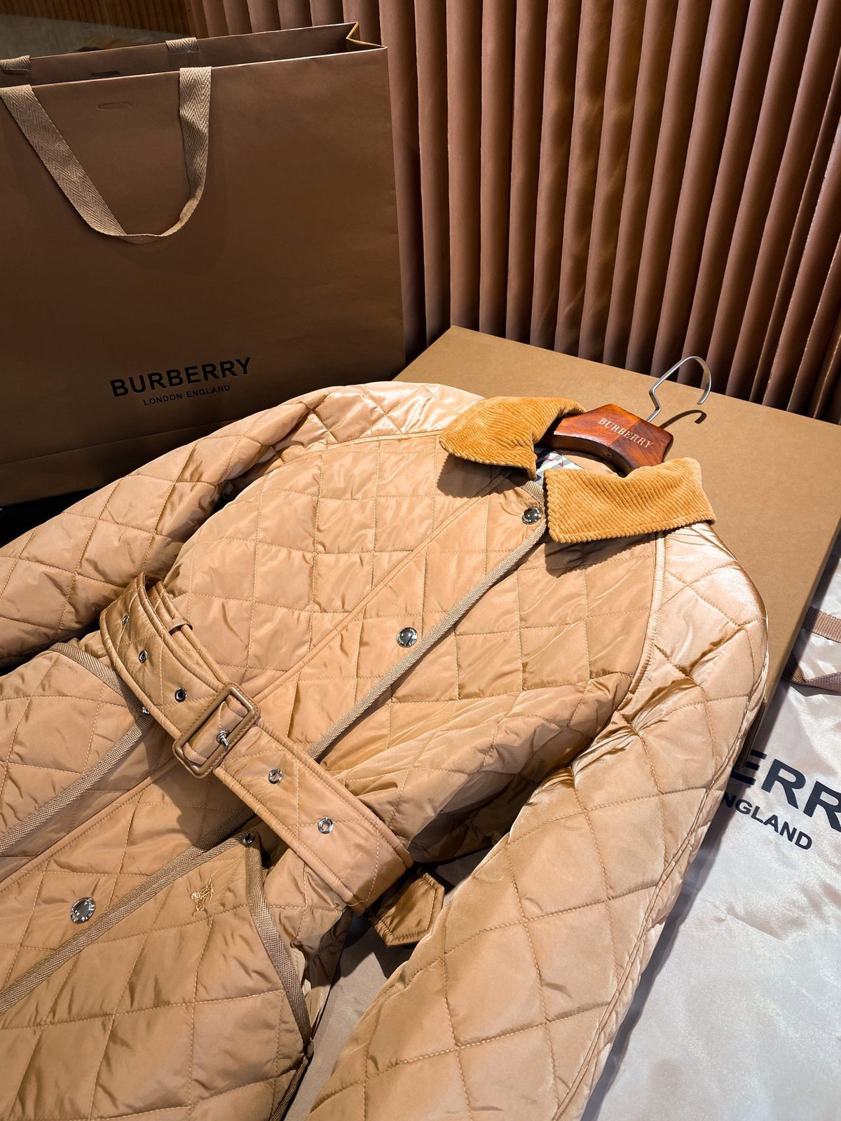 Chaqueta con cintura ajustable con cordón
