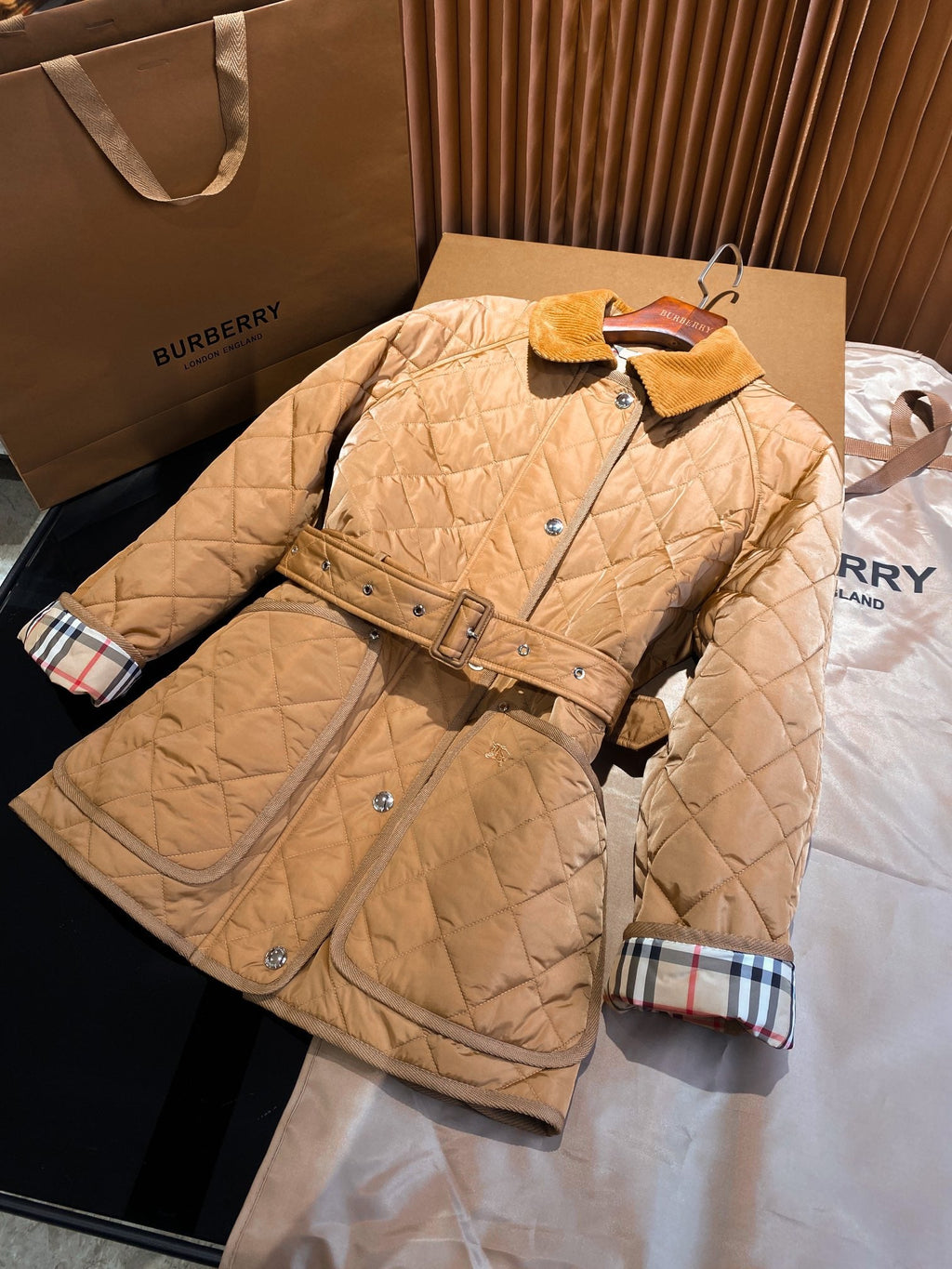 Chaqueta con cintura ajustable con cordón