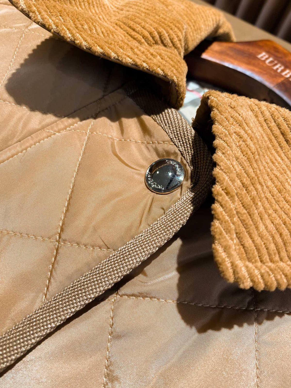 Chaqueta con cintura ajustable con cordón