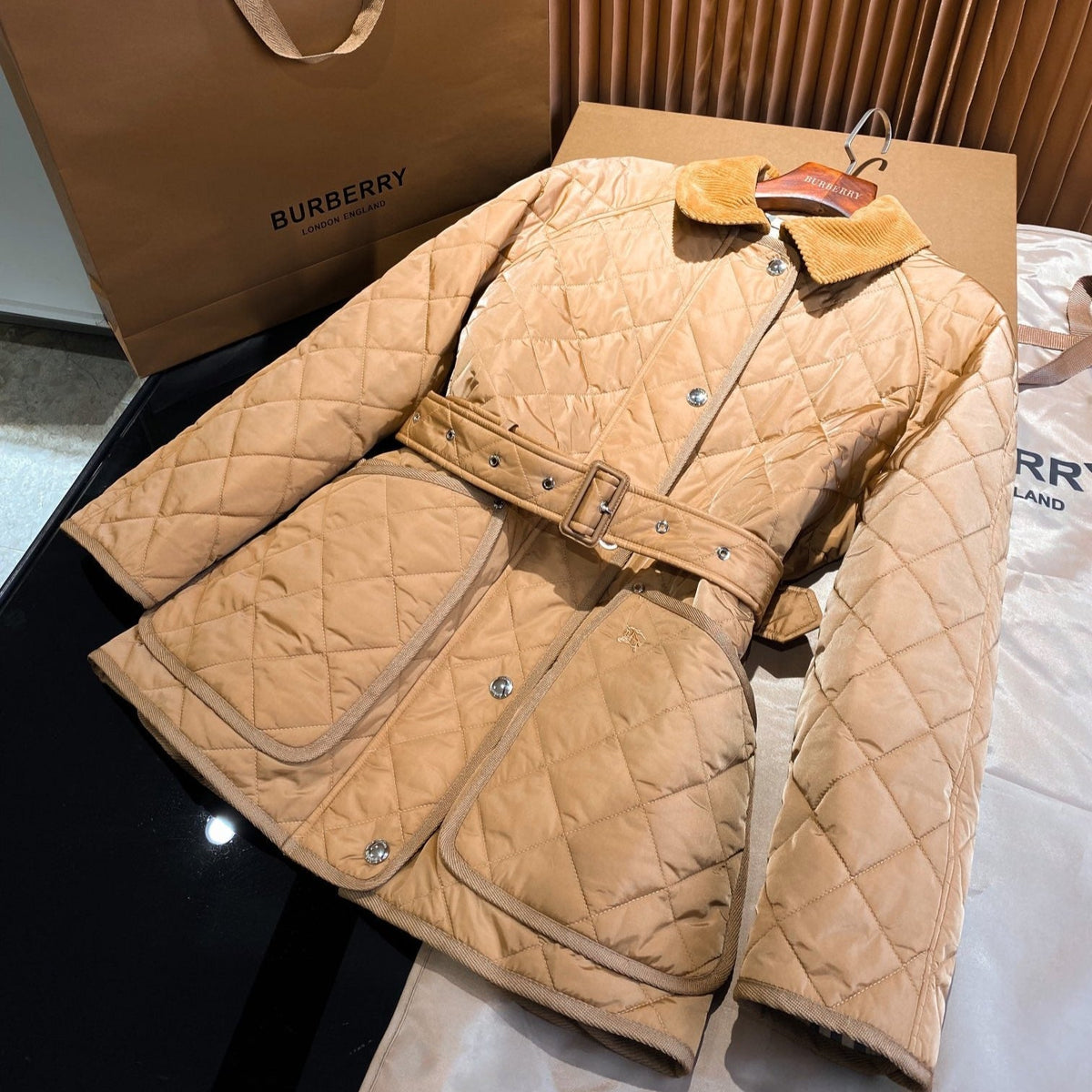 Chaqueta con cintura ajustable con cordón