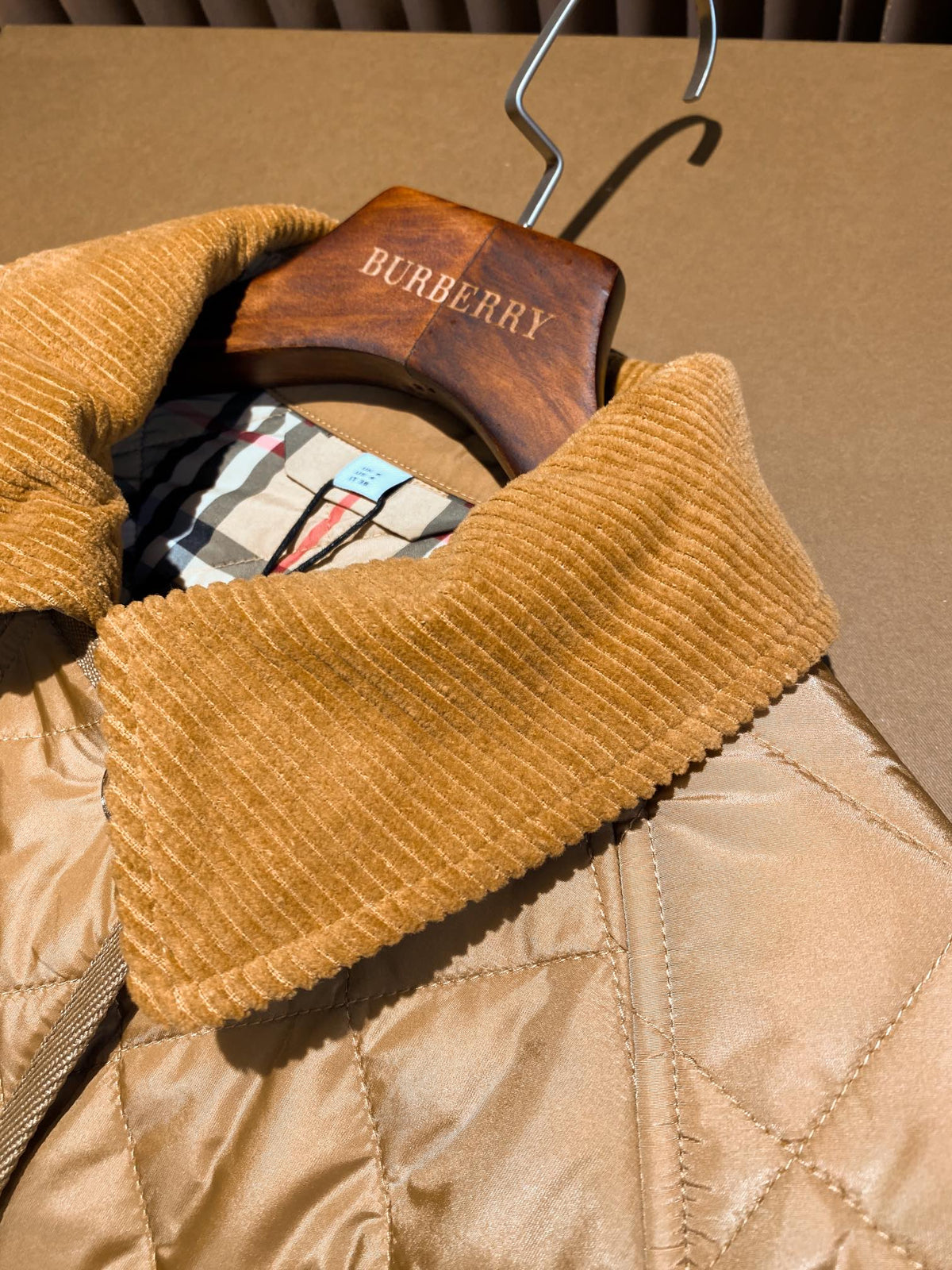 Chaqueta con cintura ajustable con cordón