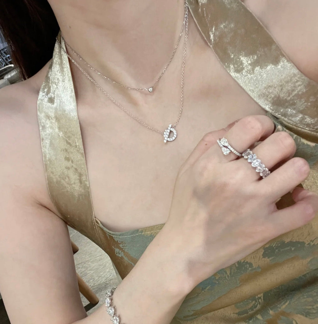 Conjunto de collar y pendientes Hollow Q