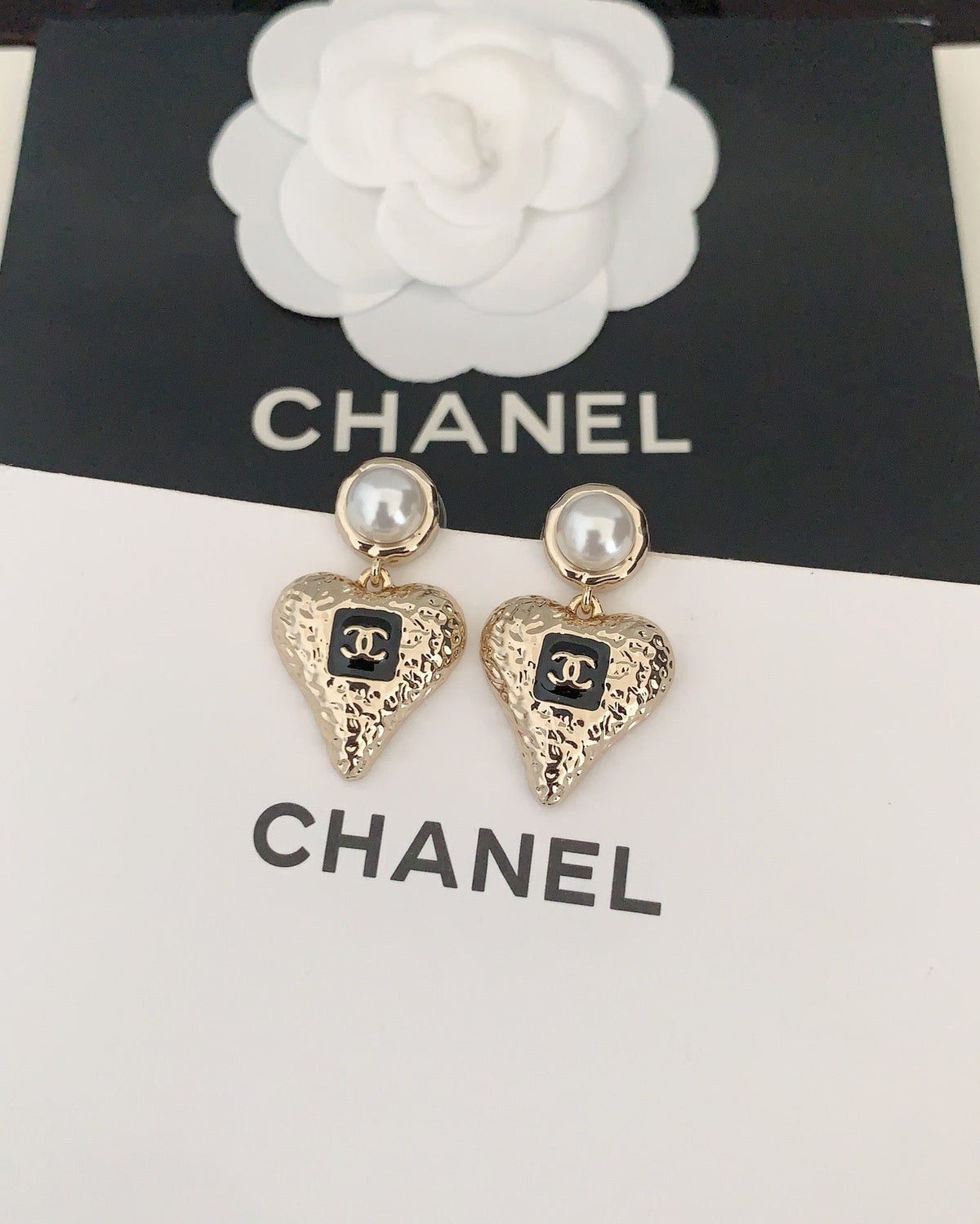 Pendientes de corazón negro