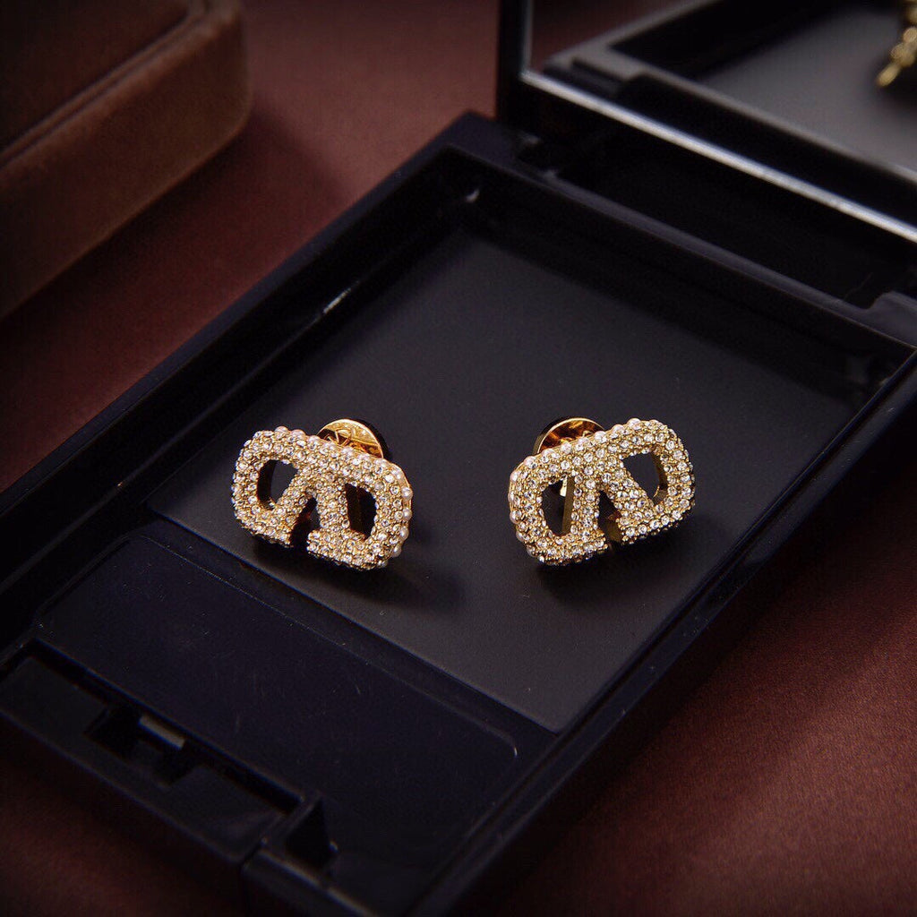 Pendientes en forma de V con media perla y media piedra