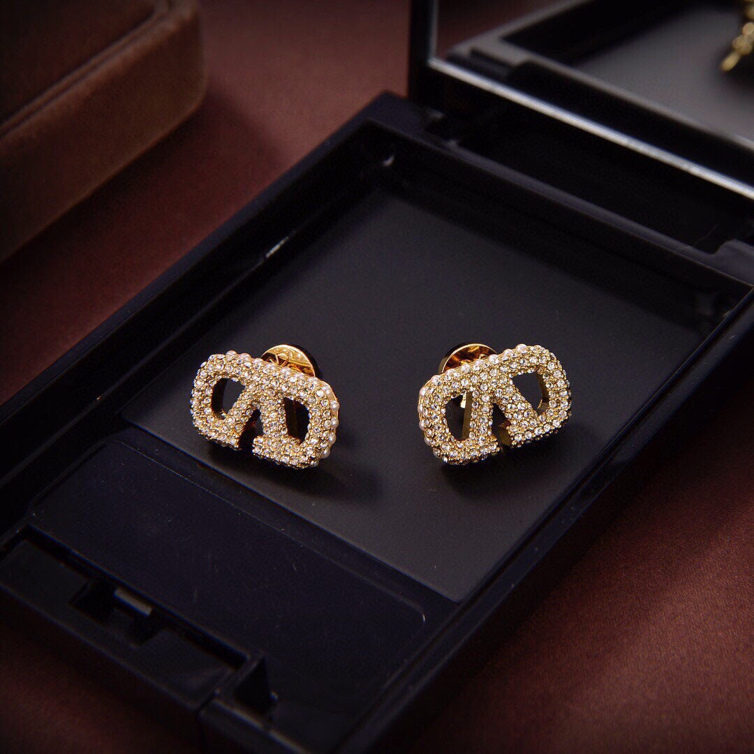 Pendientes en forma de V con media perla y media piedra