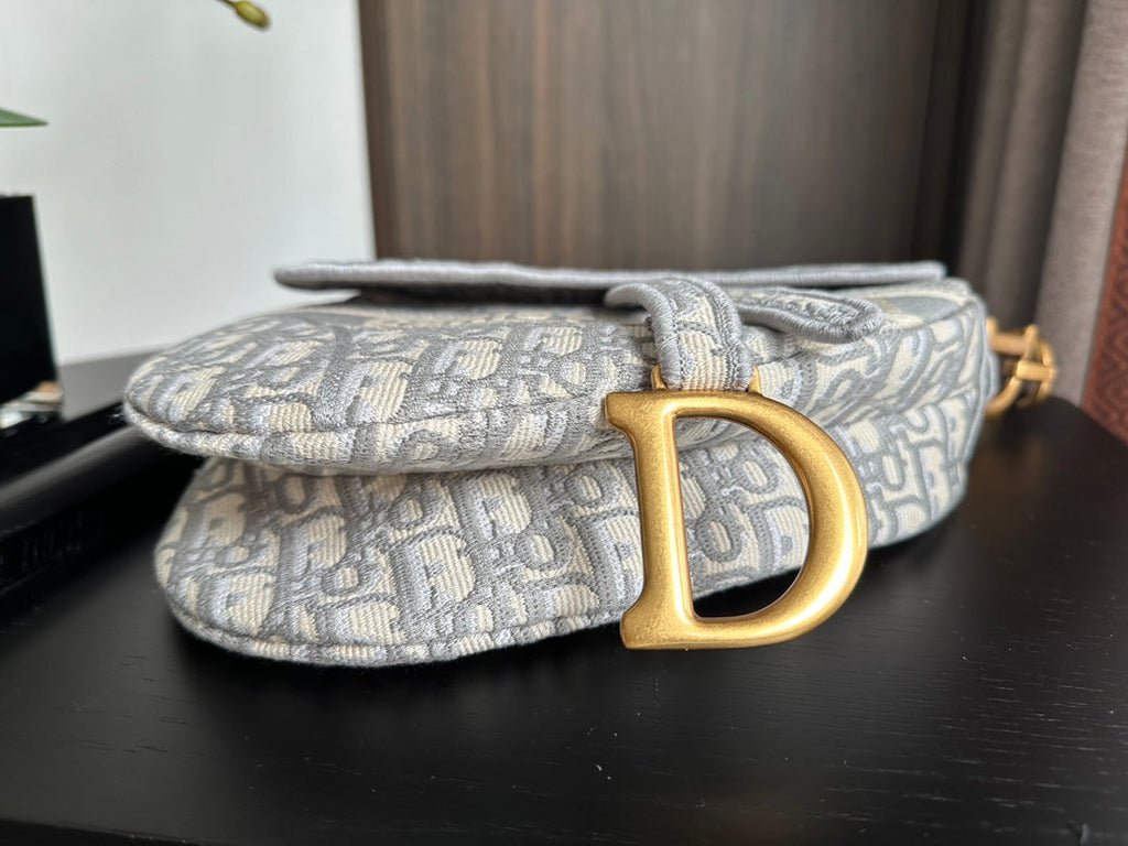 Bolso bandolera vaquero gris bordado con flecos – 25,5 cm