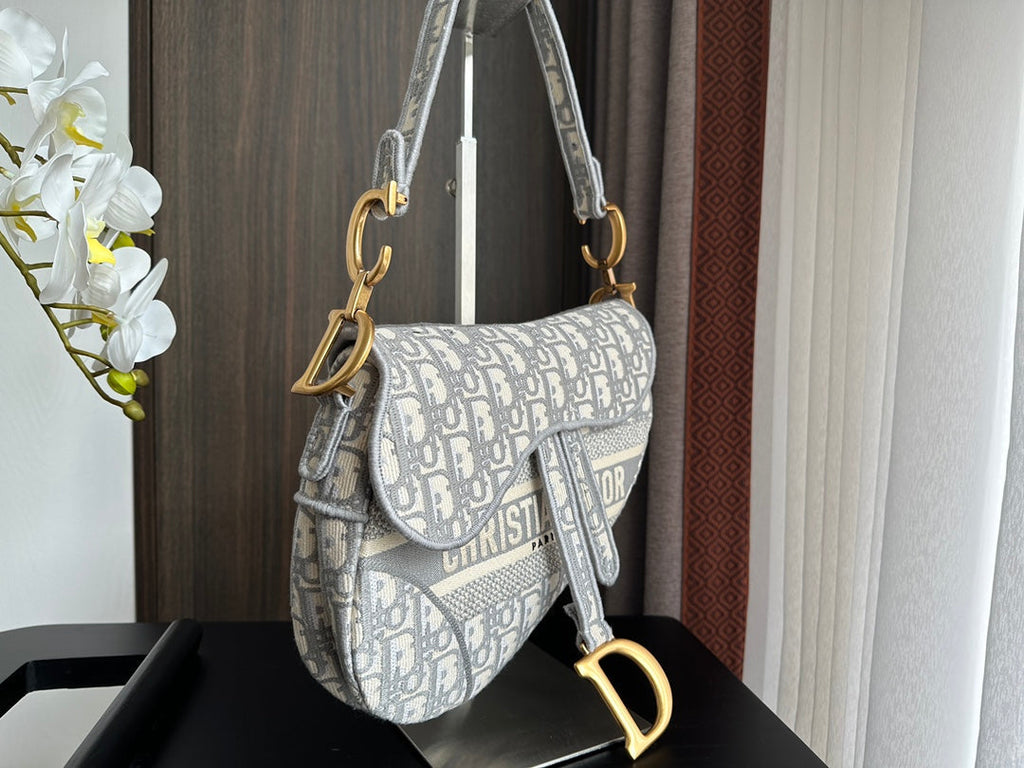 Bolso bandolera vaquero gris bordado con flecos – 25,5 cm