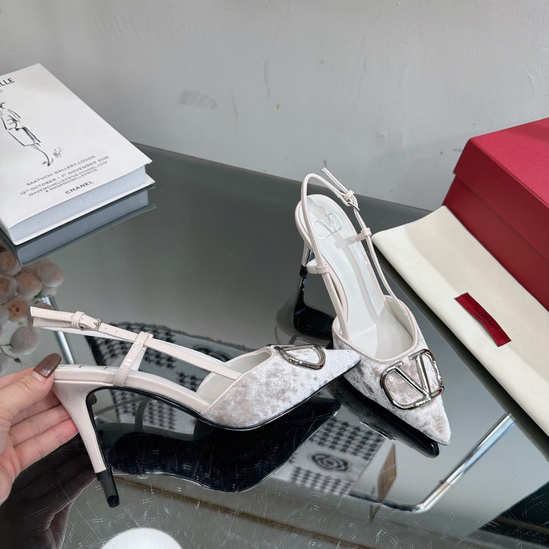 Tacones de terciopelo con hebilla en V