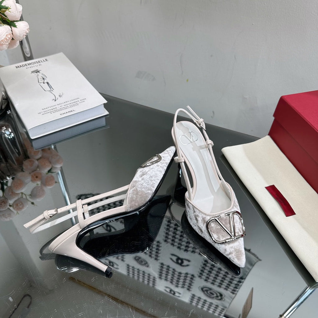 Tacones de terciopelo con hebilla en V