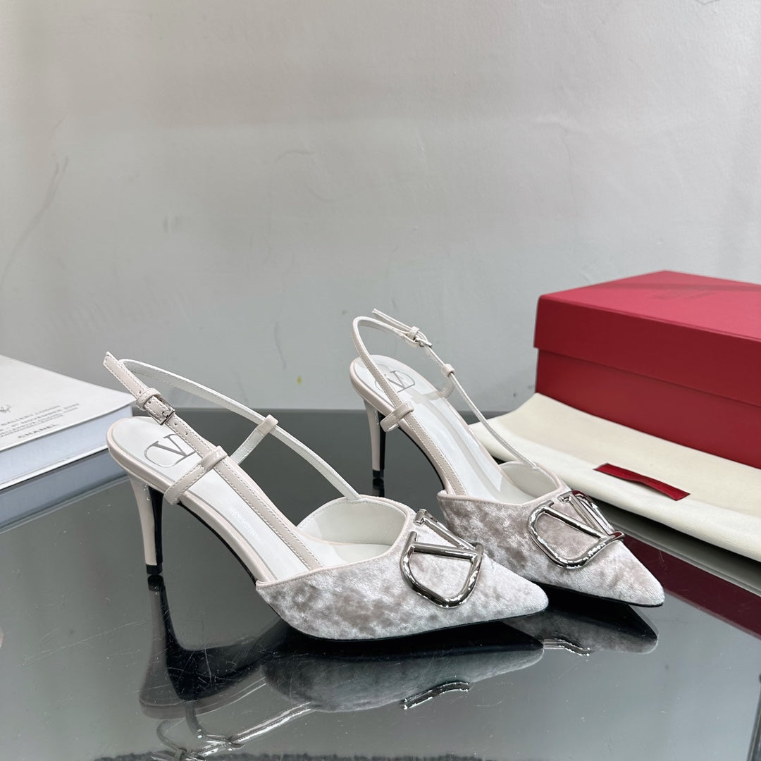 Tacones de terciopelo con hebilla en V