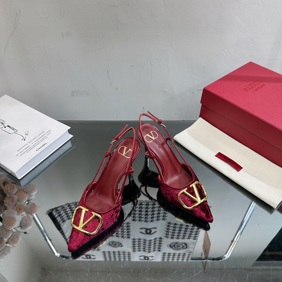 Tacones de terciopelo con hebilla en V