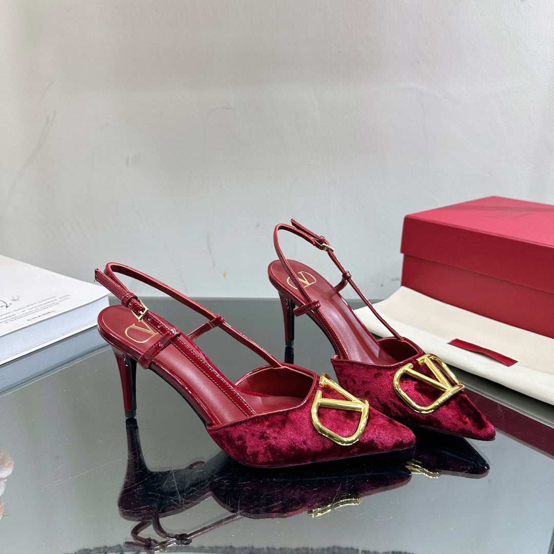 Tacones de terciopelo con hebilla en V