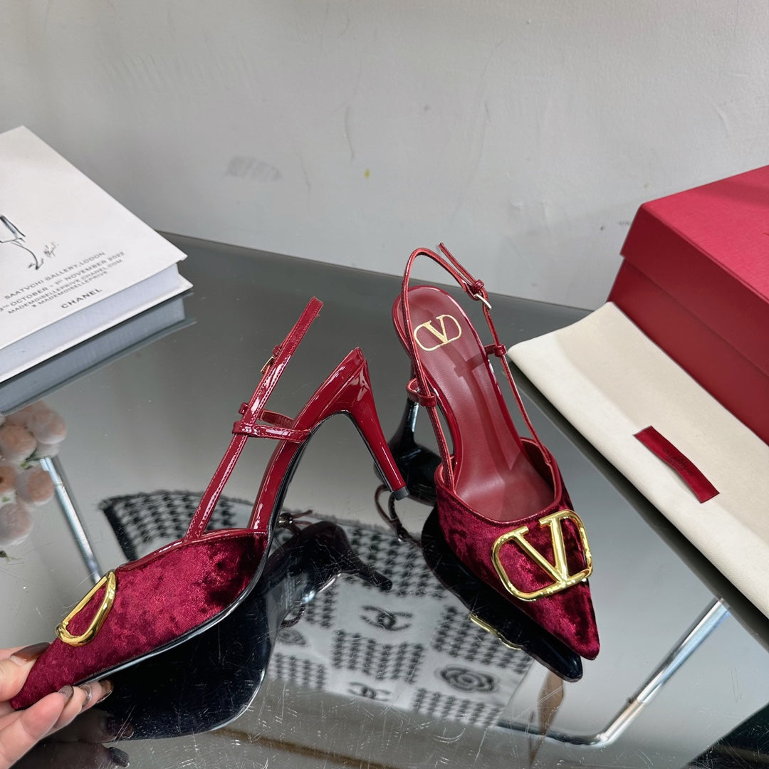 Tacones de terciopelo con hebilla en V