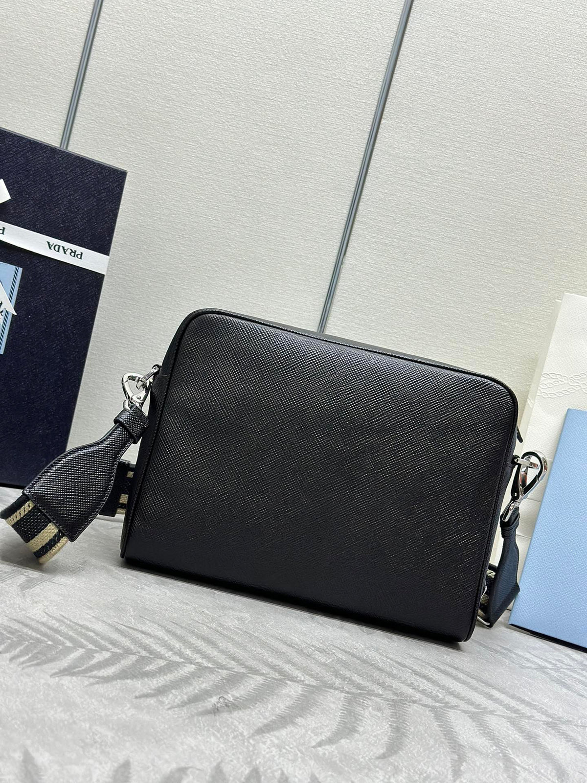 Bolso bandolera para hombre con correa bordada