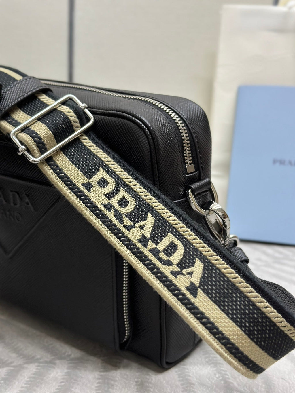 Bolso bandolera para hombre con correa bordada