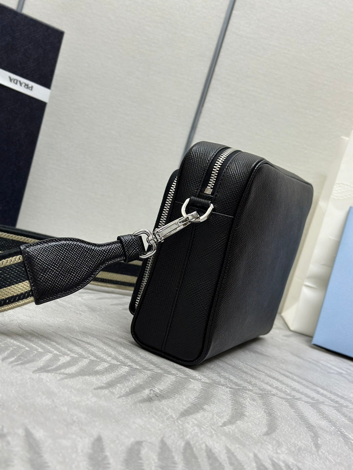 Bolso bandolera para hombre con correa bordada