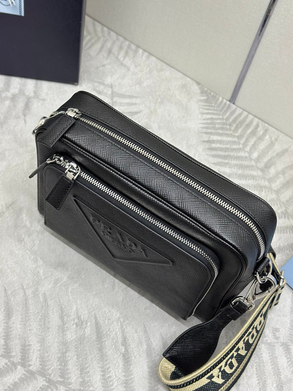Bolso bandolera para hombre con correa bordada