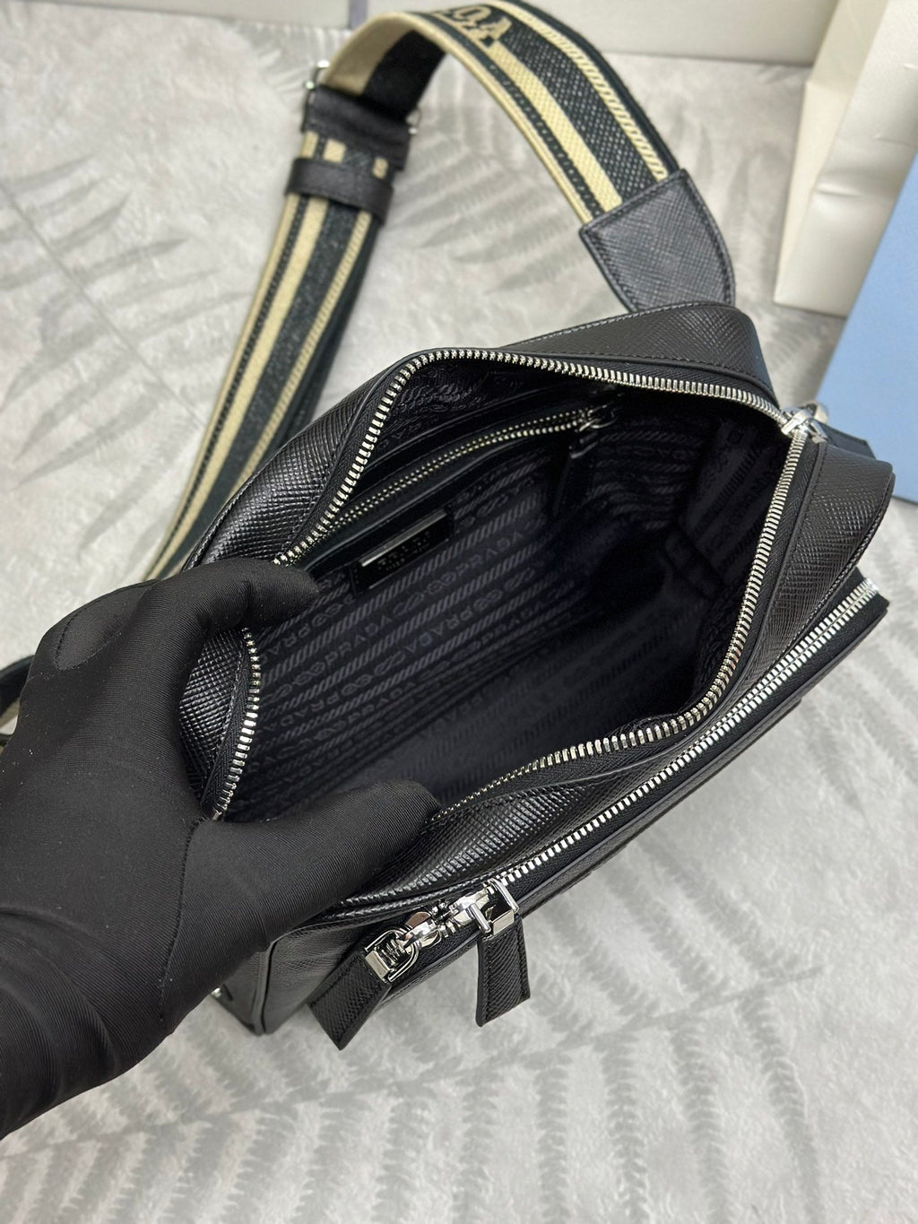 Bolso bandolera para hombre con correa bordada