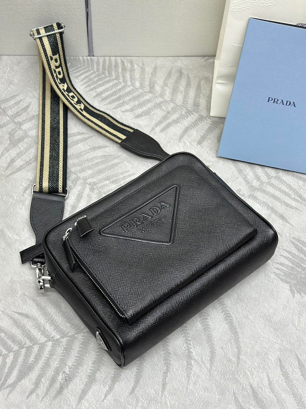 Bolso bandolera para hombre con correa bordada