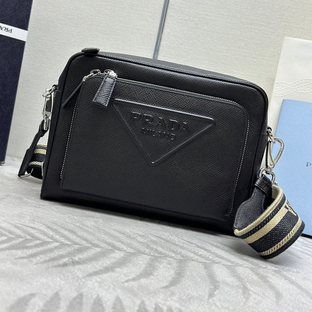 Bolso bandolera para hombre con correa bordada