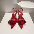 Tacones de cristal con lazo de seda