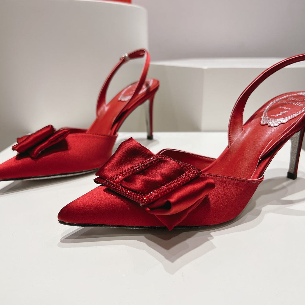 Tacones de cristal con lazo de seda