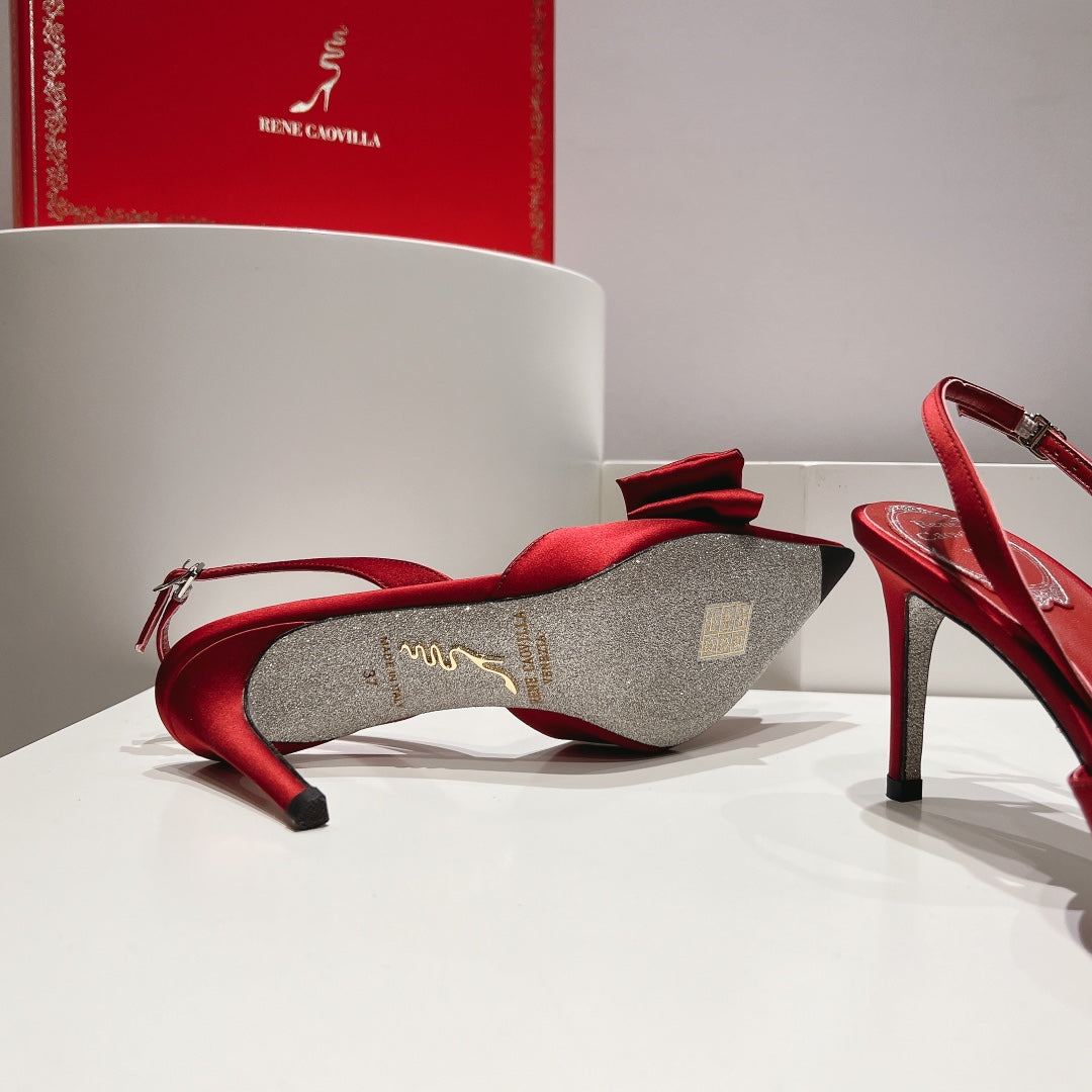 Tacones de cristal con lazo de seda