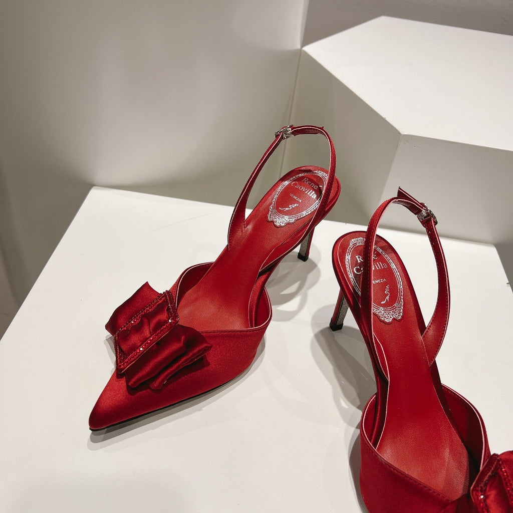 Tacones de cristal con lazo de seda