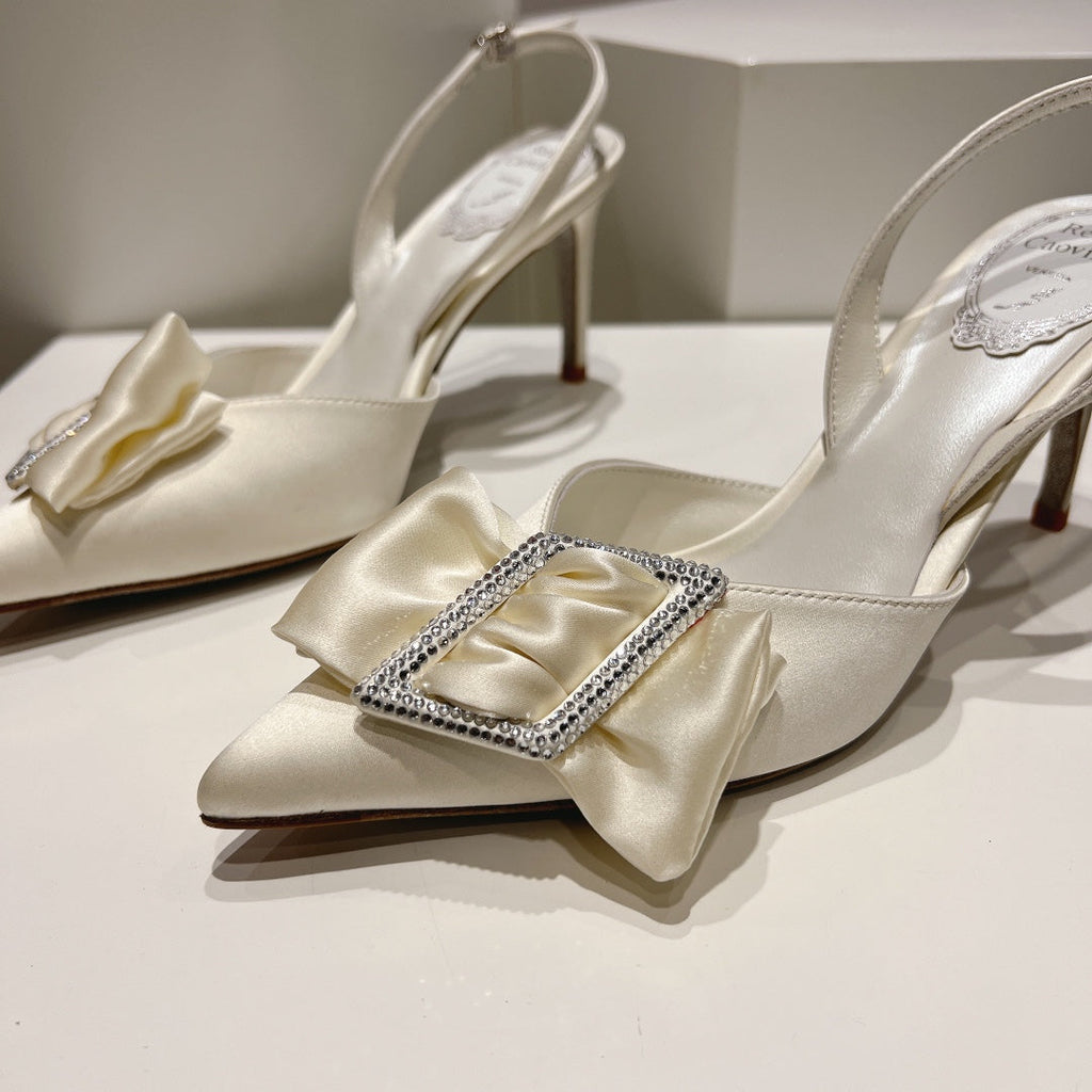 Tacones de cristal con lazo de seda