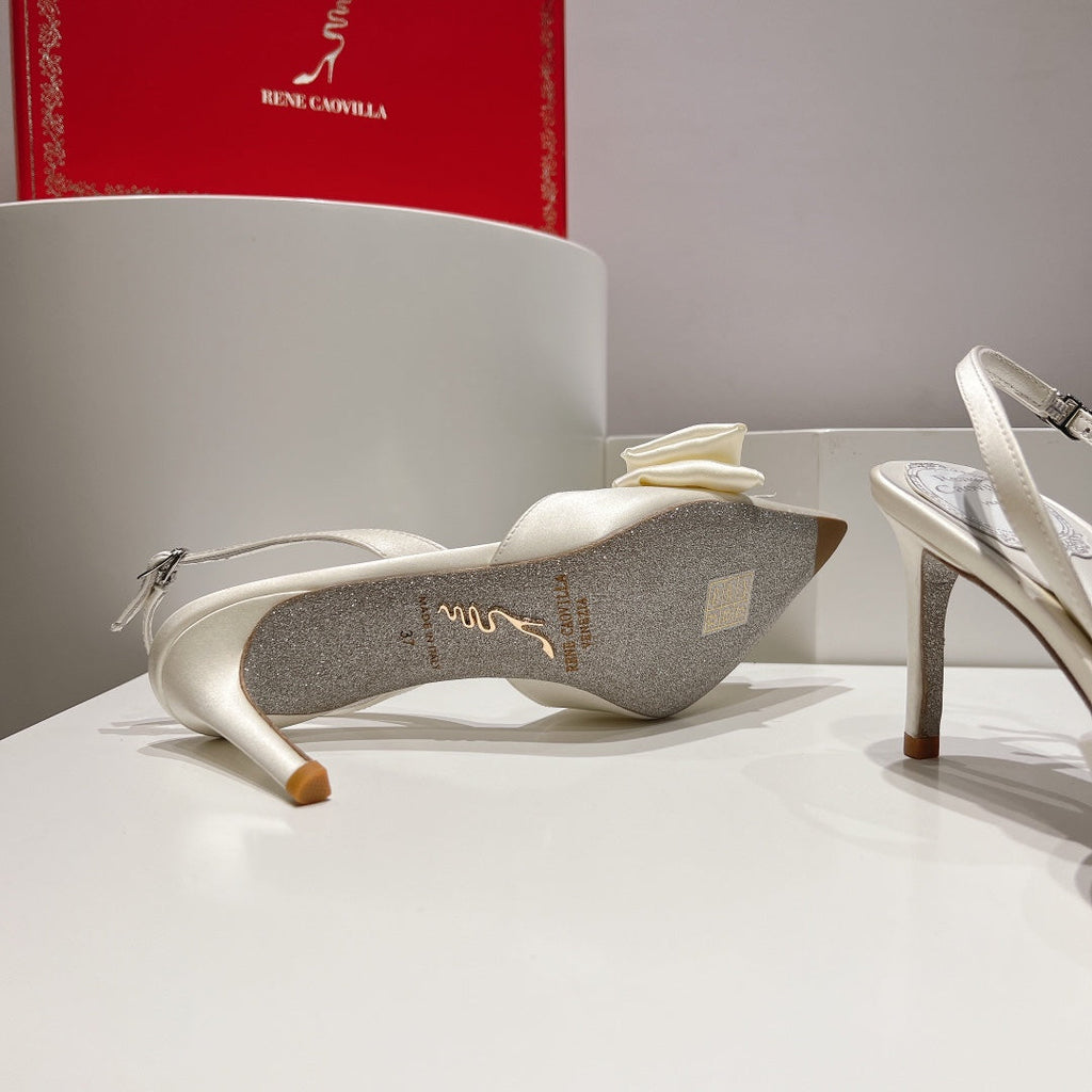Tacones de cristal con lazo de seda