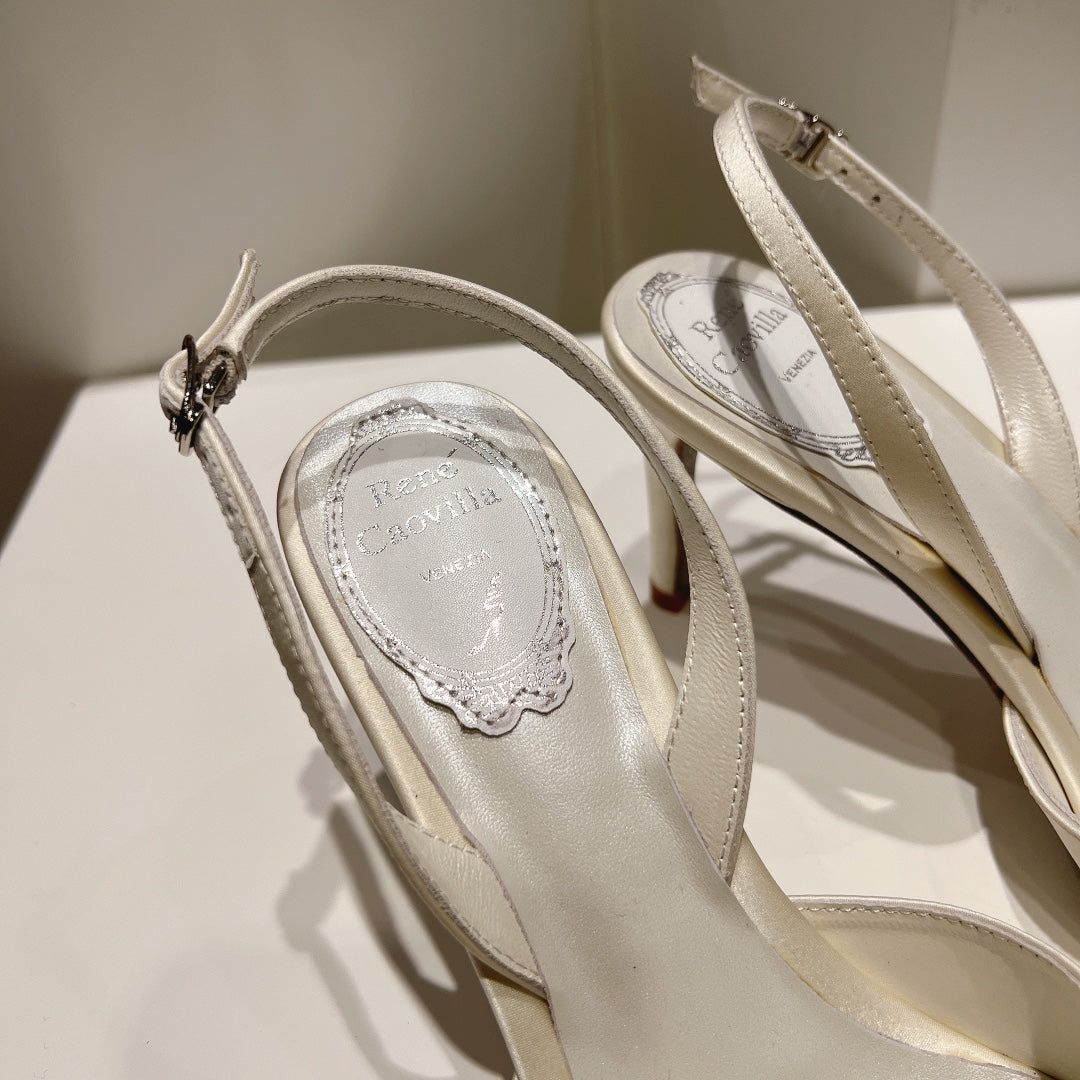 Tacones de cristal con lazo de seda