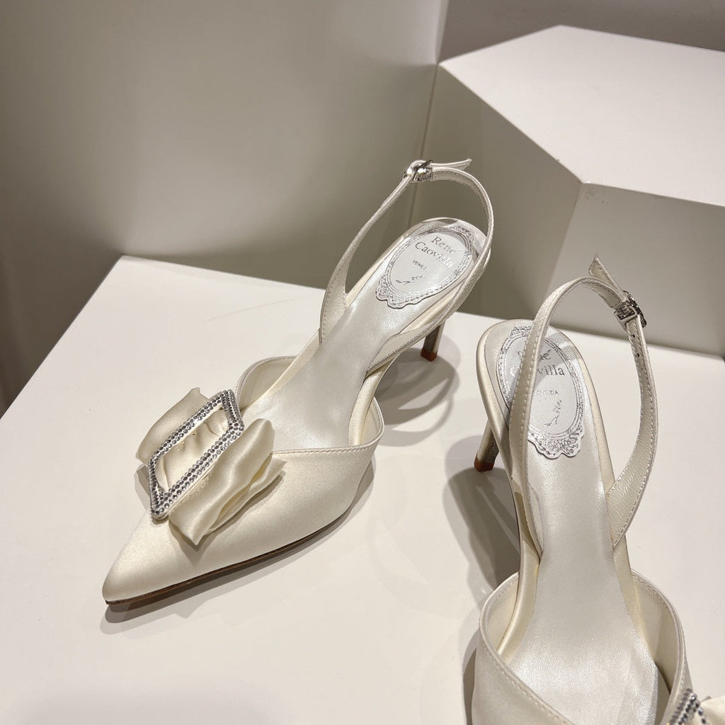 Tacones de cristal con lazo de seda