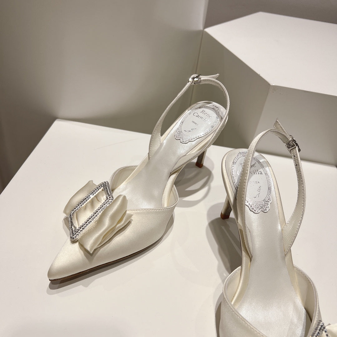 Tacones de cristal con lazo de seda