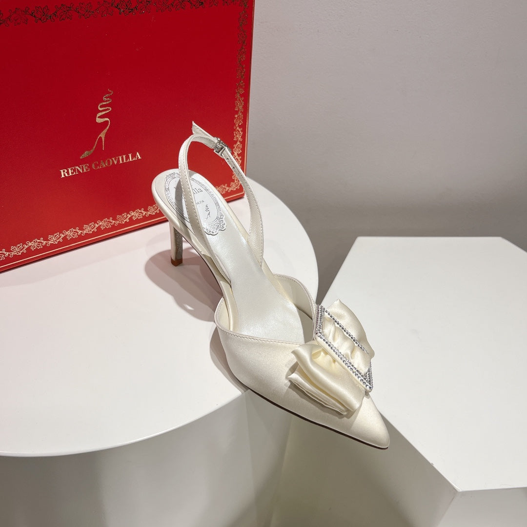 Tacones de cristal con lazo de seda