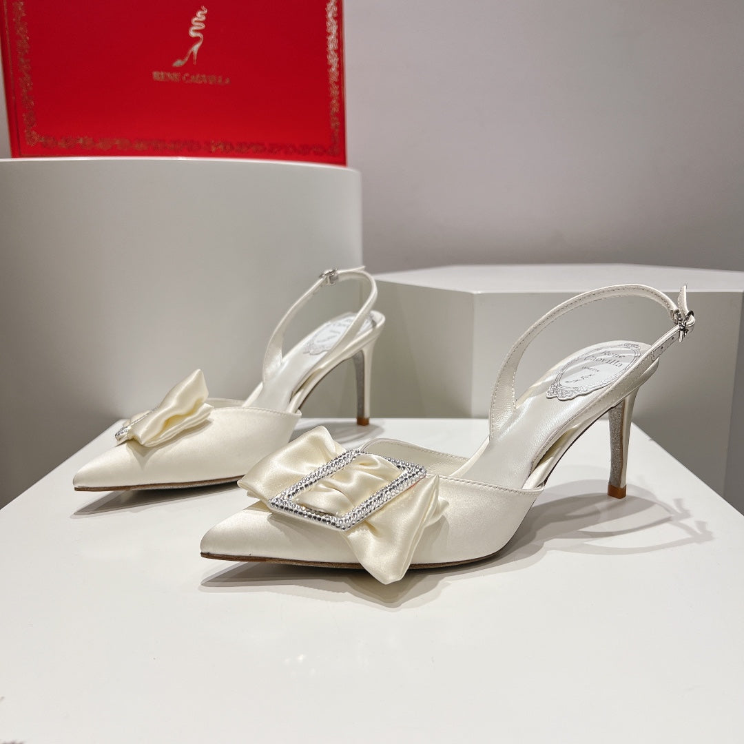 Tacones de cristal con lazo de seda