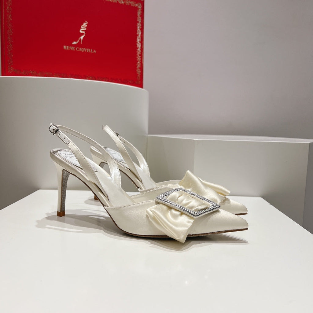 Tacones de cristal con lazo de seda
