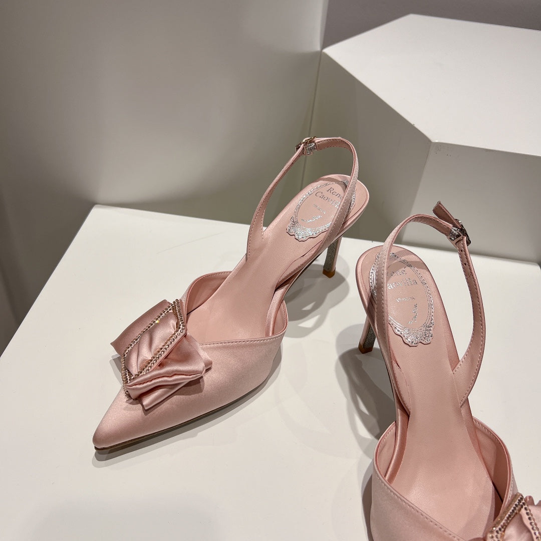 Tacones de cristal con lazo de seda