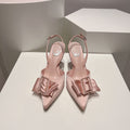 Tacones de cristal con lazo de seda