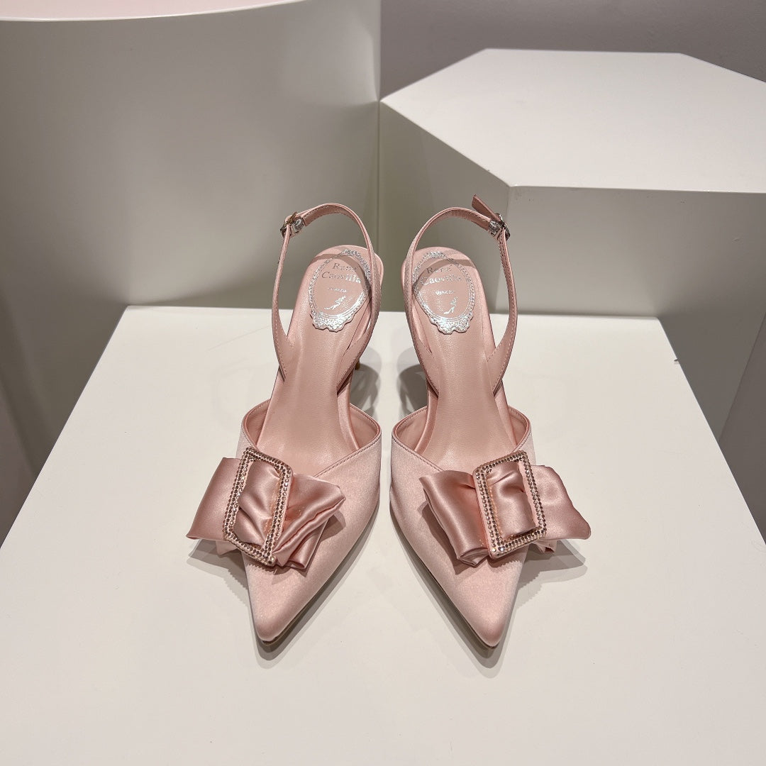 Tacones de cristal con lazo de seda