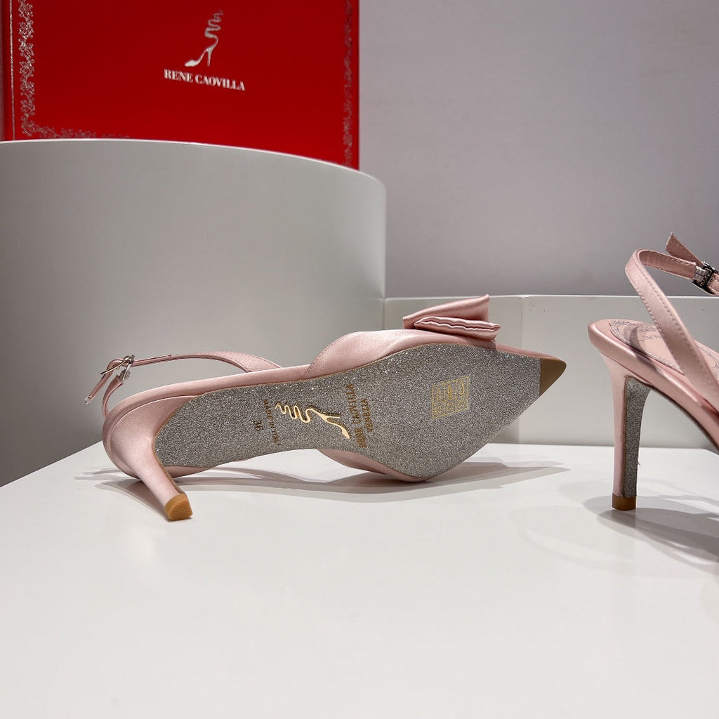 Tacones de cristal con lazo de seda
