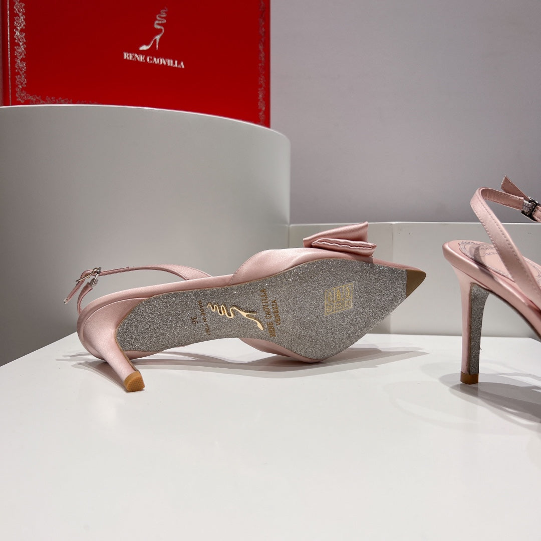 Tacones de cristal con lazo de seda