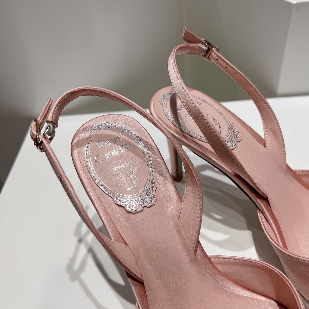 Tacones de cristal con lazo de seda