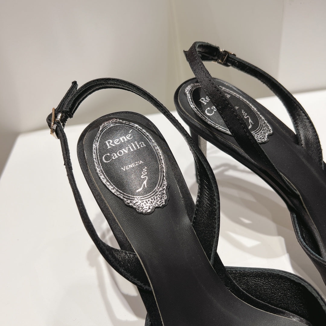 Tacones de cristal con lazo de seda
