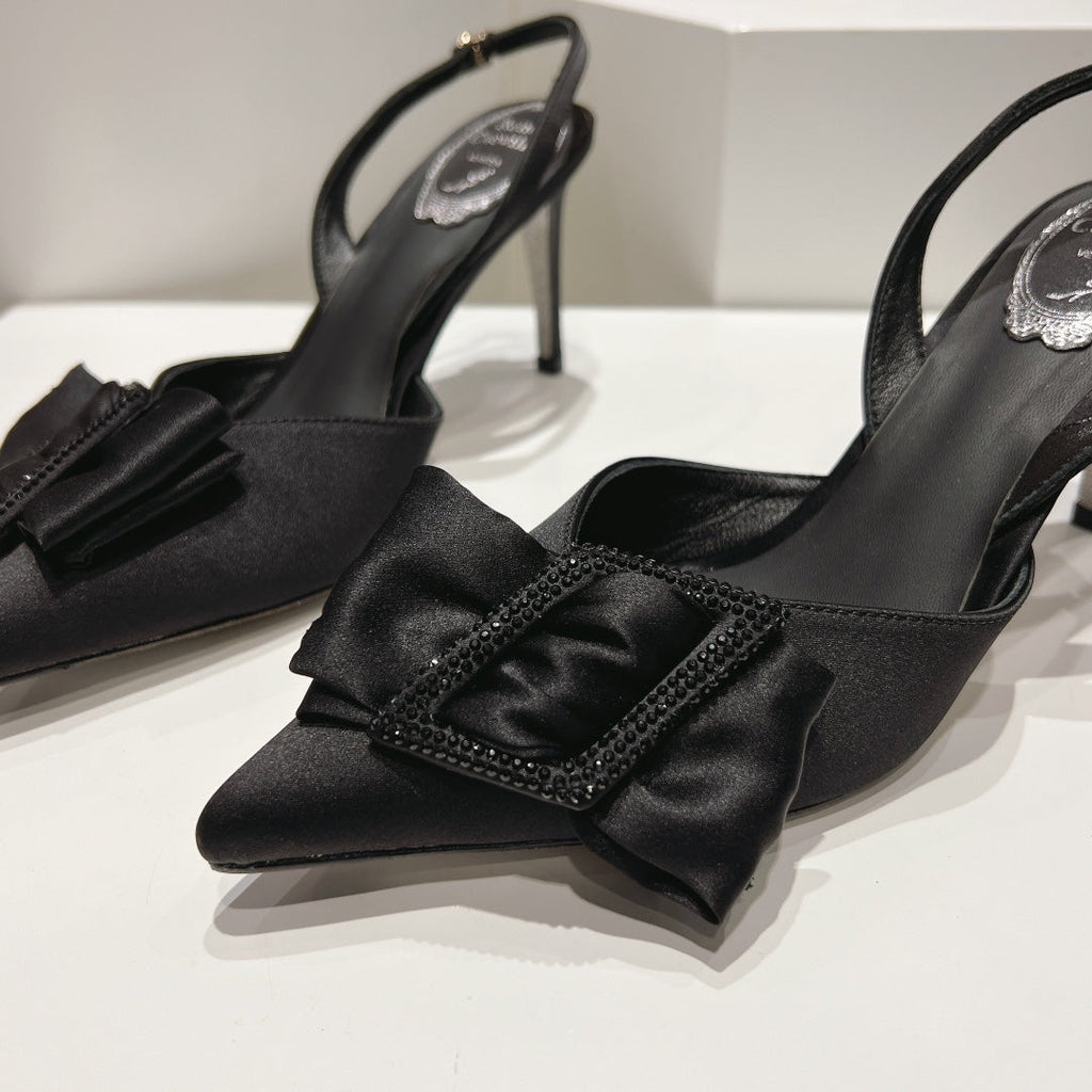 Tacones de cristal con lazo de seda