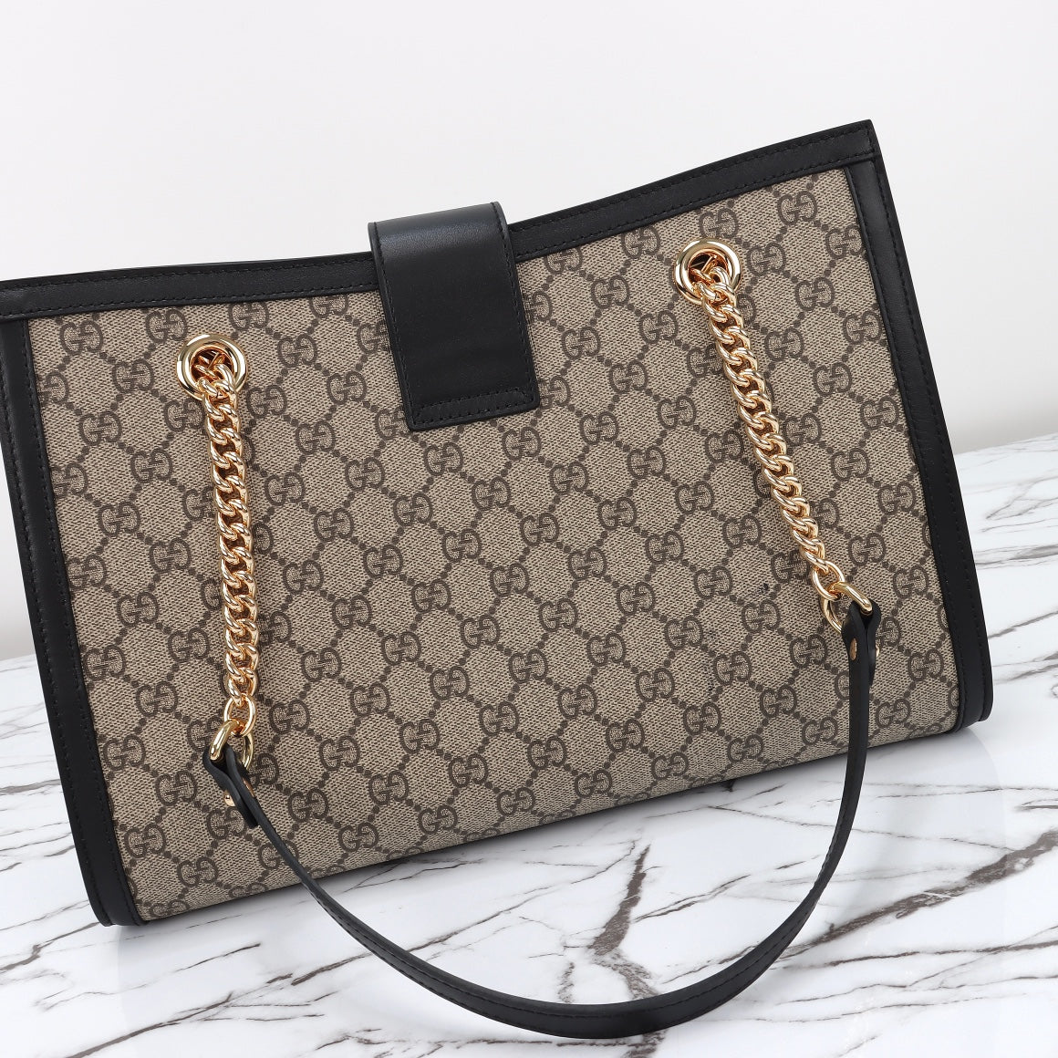 Bolso de cuero con candado